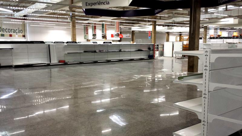 Polimento de piso de concreto em loja